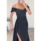 Schlichtes, schulterfreies Ballkleid mit Flügelärmeln, Schlitz und Strasssteinen