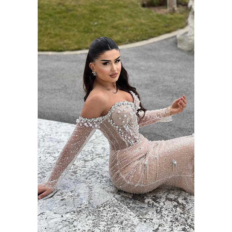 Glamouröses und dramatisches schulterfreies Ballkleid im Trompeten-/Meerjungfrauenstil mit langen Ärmeln und Perlen