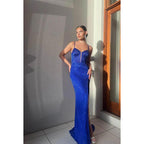 Vestido formal sin mangas con abertura y lentejuelas, tirantes finos y corte tubo/columna