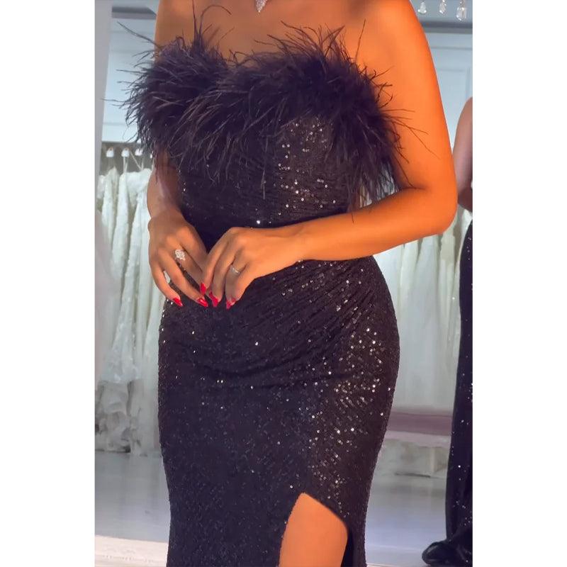 Vestido de fiesta largo con plumas brillantes sin tirantes y abertura en la espalda 