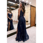 Elegante y lujoso vestido de fiesta con tirantes finos, escote en V y apliques