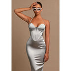 Vestido de noche largo de satén con escote halter y escote corazón