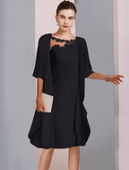 Vestido de dos piezas de corte A para madre de la novia, elegante, con escote redondo, largo hasta la rodilla, de gasa, con encaje, media manga, chaqueta cruzada incluida, con apliques fruncidos