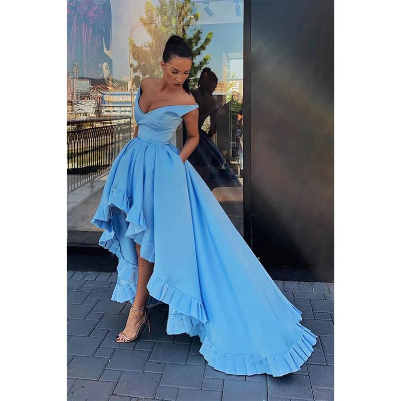Vestido de fiesta largo de satén azul cielo con escote en V, corte alto y bajo, y bolsillos 