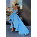 Vestido de fiesta largo de satén azul cielo con escote en V, corte alto y bajo, y bolsillos 