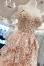 Vestido de fiesta de corte A con encaje, escote corazón, capas, largo con abertura