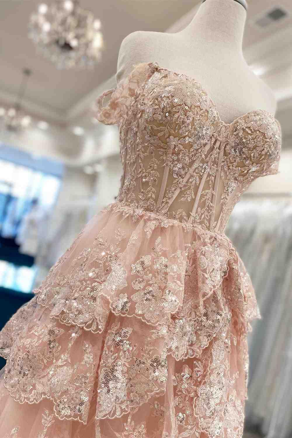 Vestido de fiesta de corte A con encaje, escote corazón, capas, largo con abertura