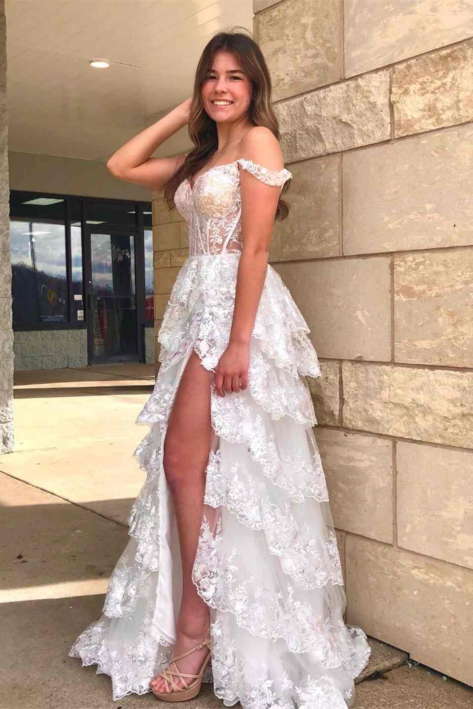 Vestido de fiesta de corte A con encaje, escote corazón, capas, largo con abertura