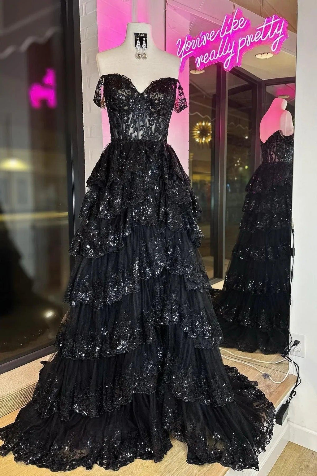 Vestido de fiesta de corte A con encaje, escote corazón, capas, largo con abertura