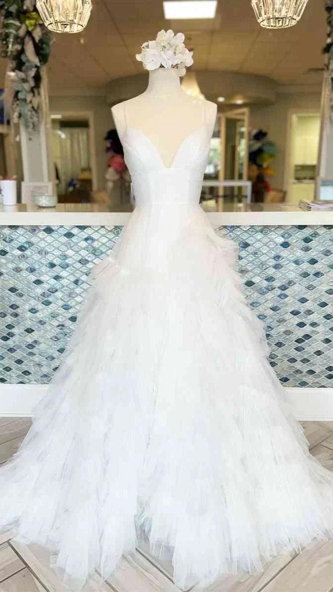 Vestido de fiesta de corte A con tirantes finos y tul escalonado
