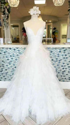 Vestido de fiesta de corte A con tirantes finos y tul escalonado
