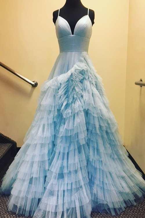Vestido de fiesta de corte A con tirantes finos y tul escalonado