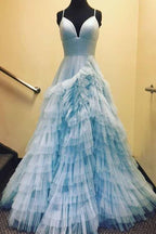 Vestido de fiesta de corte A con tirantes finos y tul escalonado