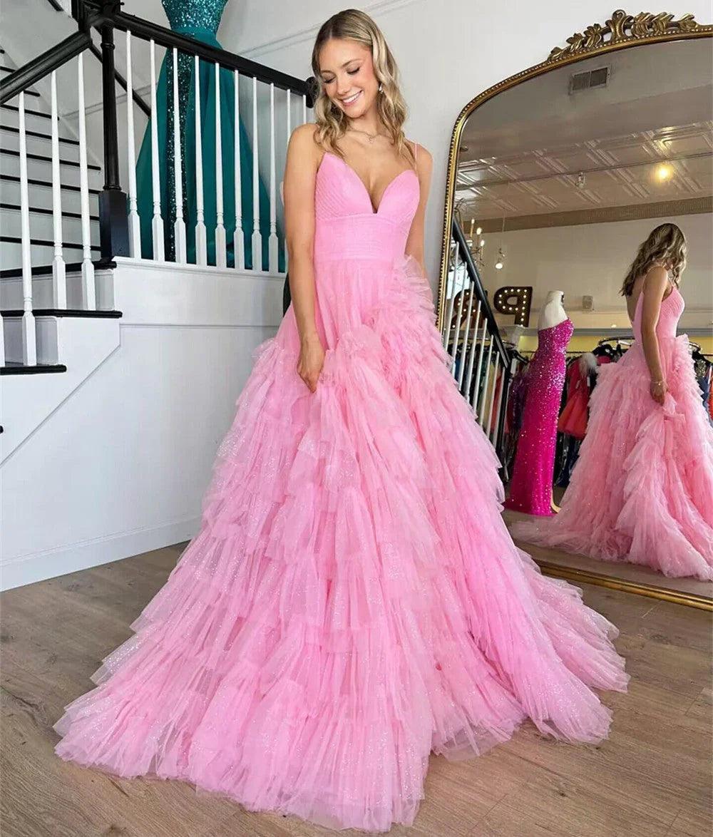 Vestido de fiesta de corte A con tirantes finos y tul escalonado