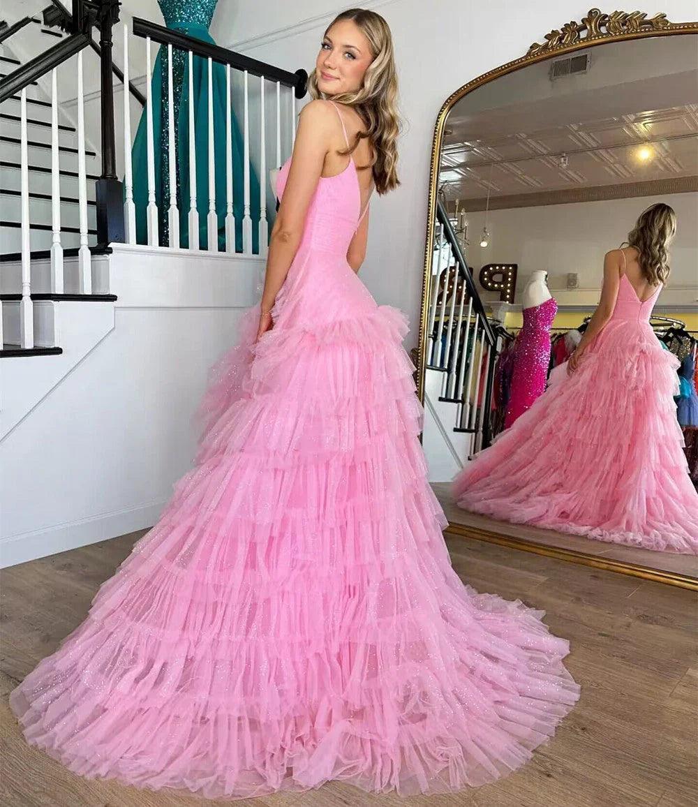 Vestido de fiesta de corte A con tirantes finos y tul escalonado