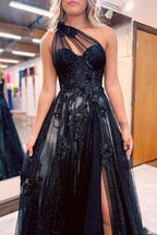 Schwarzes, langes A-Linien-Abendkleid mit One-Shoulder-Ausschnitt und 3D-Applikationen
