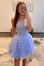 Vestido de fiesta lavanda con capas de encaje y un solo hombro