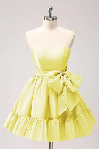 Vestido de fiesta fucsia sin tirantes, con volantes y lazo