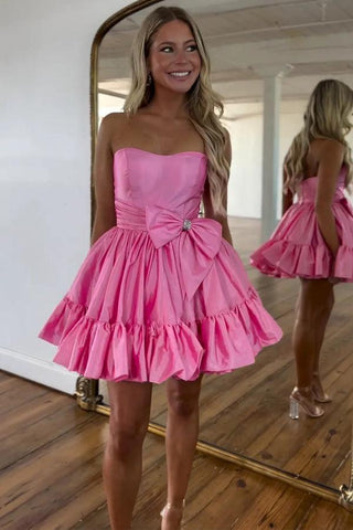Vestido de fiesta fucsia sin tirantes, con volantes y lazo