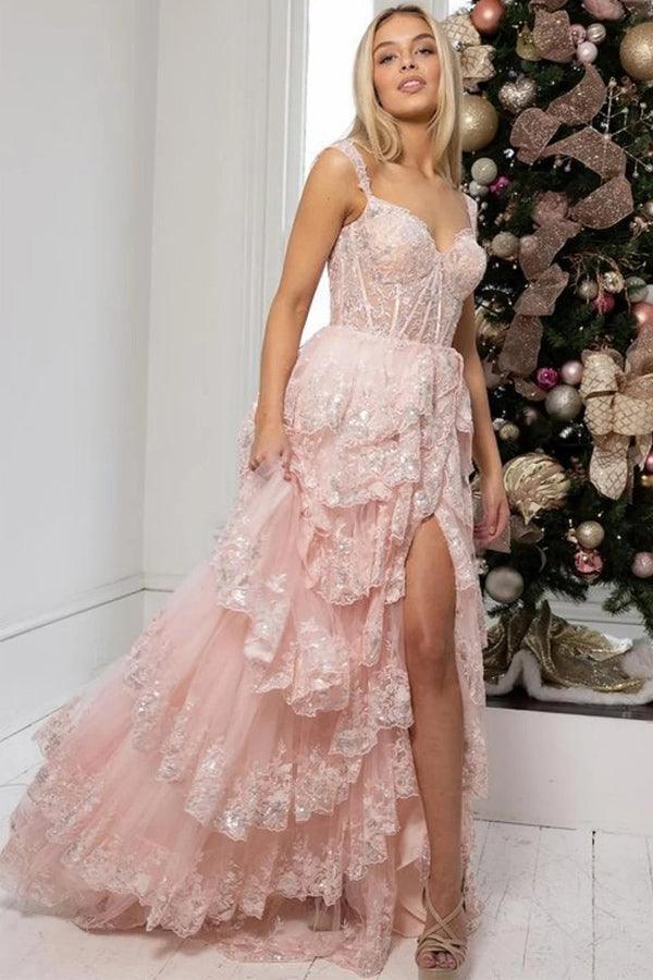 Atemberaubendes, gestuftes A-Linien-Abendkleid aus Spitze mit Schlitz