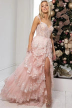 Atemberaubendes, gestuftes A-Linien-Abendkleid aus Spitze mit Schlitz