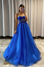 Vestido de fiesta formal de corte A con escote en forma de corazón de tul azul real brillante