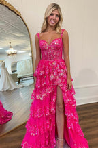 Atemberaubendes, gestuftes A-Linien-Abendkleid aus Spitze mit Schlitz