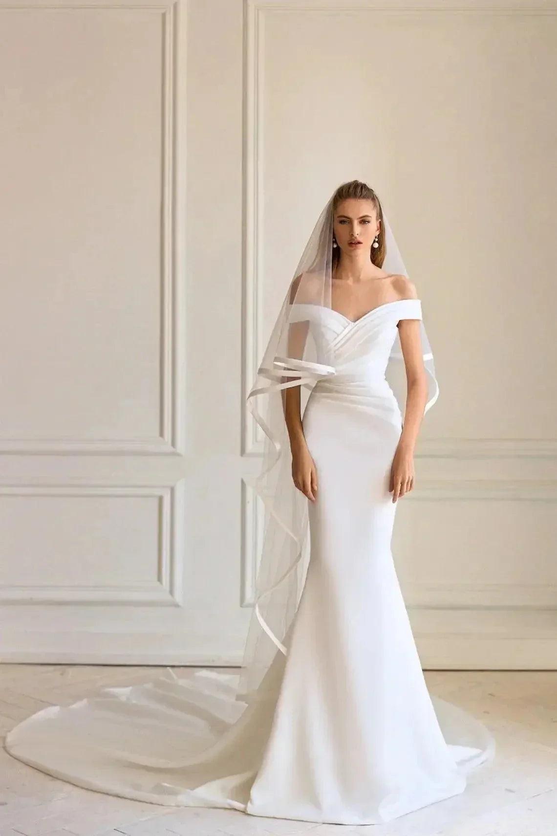 Vestidos de novia de sirena con hombros descubiertos y satén suave de NumberSea NumberSea, vestidos de novia con cola de corte. 