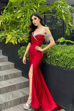 Erstaunliches säulenförmiges, ärmelloses rotes Ballkleid aus Satin mit Herzausschnitt und Strass-Schlitz vorne