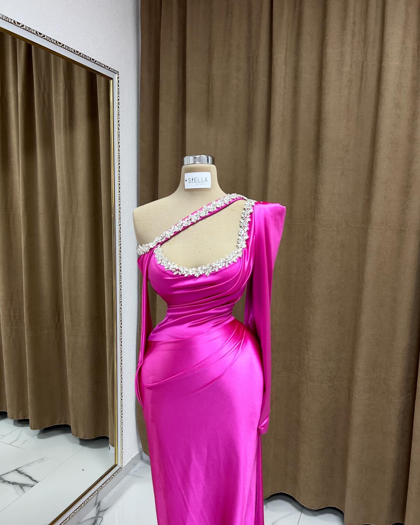 Erstaunliche säulenförmige U-Ausschnitt Langarm Strass Satin Ballkleider