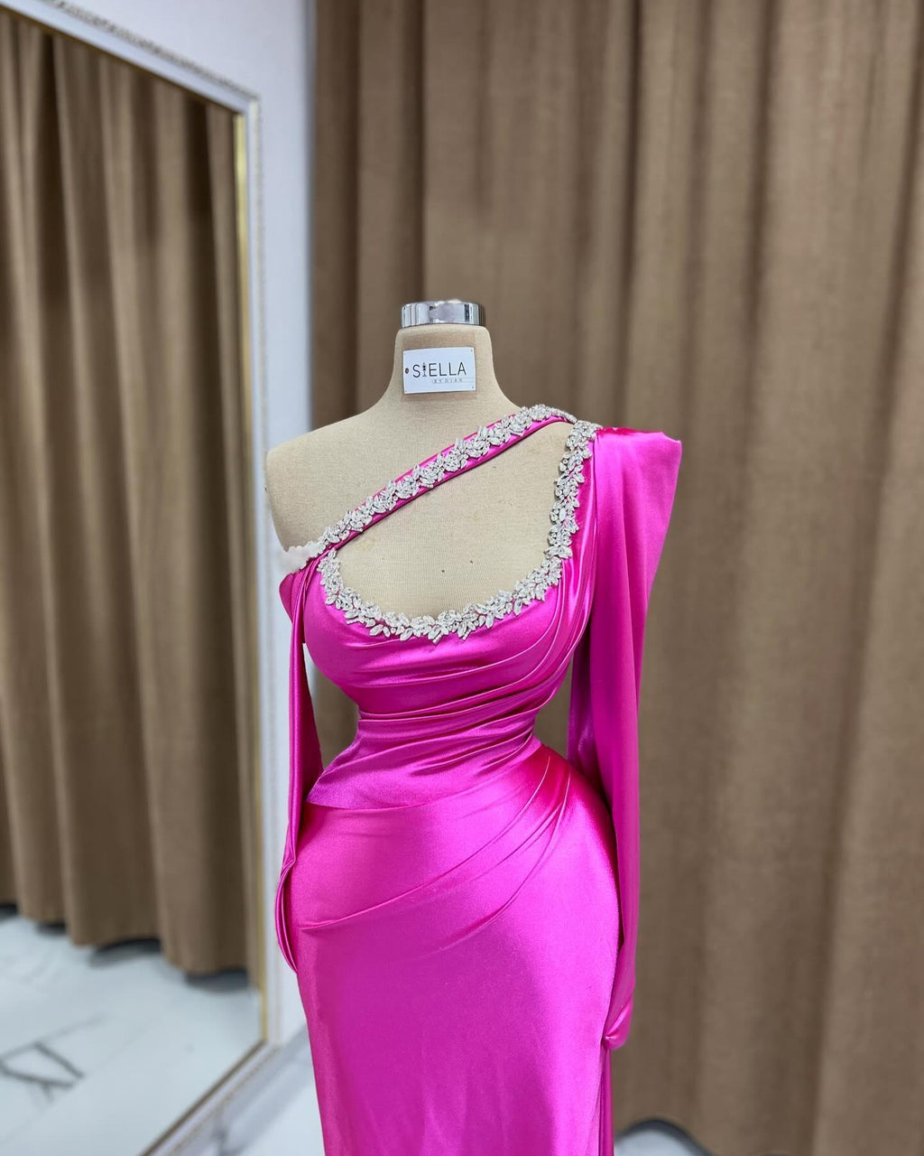 Erstaunliche säulenförmige U-Ausschnitt Langarm Strass Satin Ballkleider