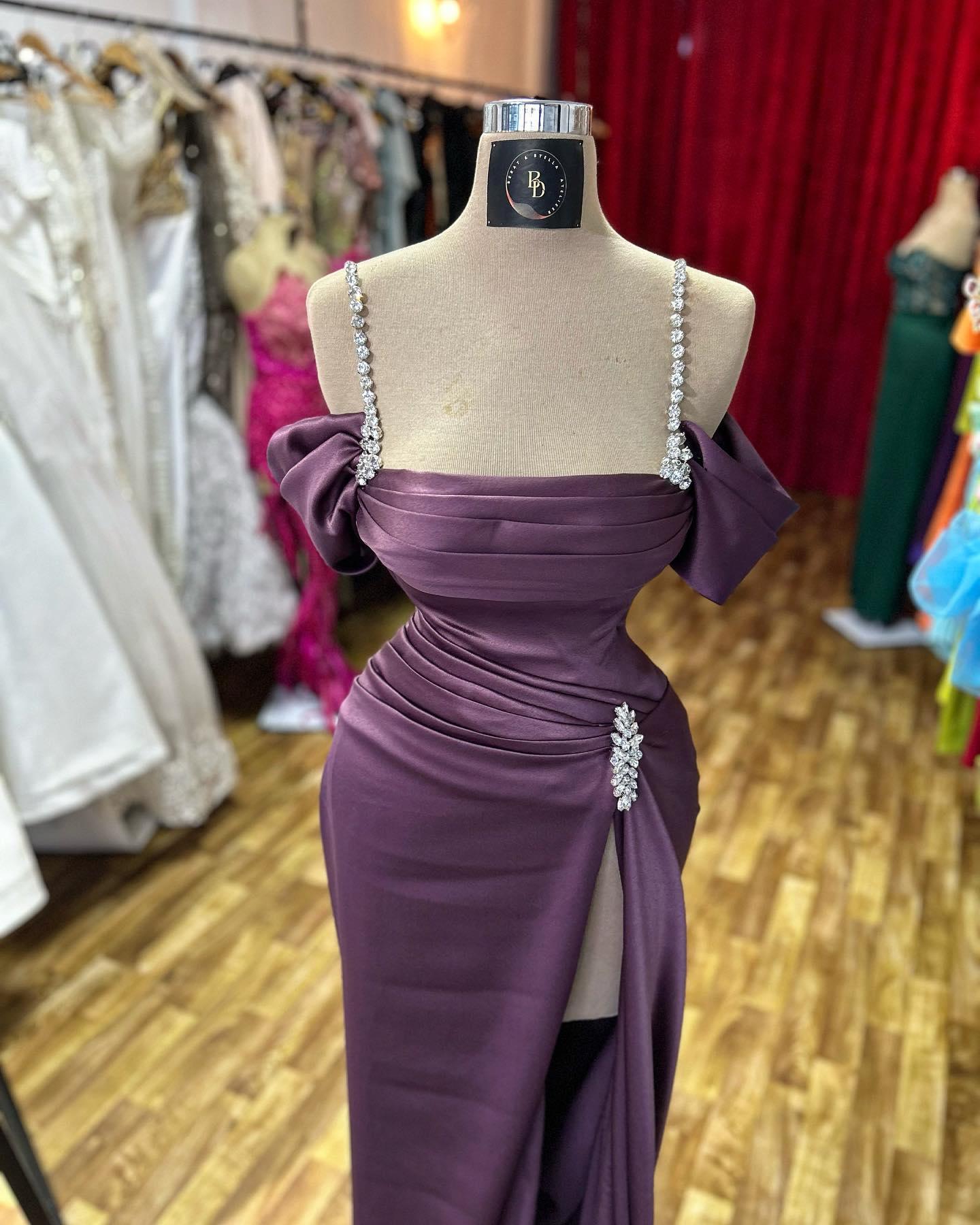 Tolles säulenförmiges Ballkleid mit Spaghettiträgern, ärmellos, Strasssteinen und Schlitz vorn aus Satin