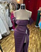 Tolles säulenförmiges Ballkleid mit Spaghettiträgern, ärmellos, Strasssteinen und Schlitz vorn aus Satin