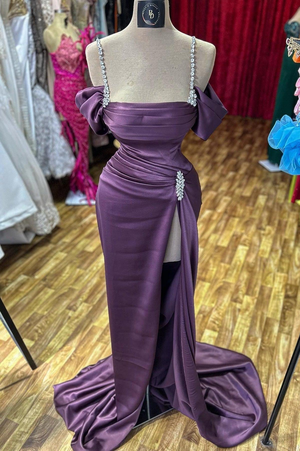 Tolles säulenförmiges Ballkleid mit Spaghettiträgern, ärmellos, Strasssteinen und Schlitz vorn aus Satin
