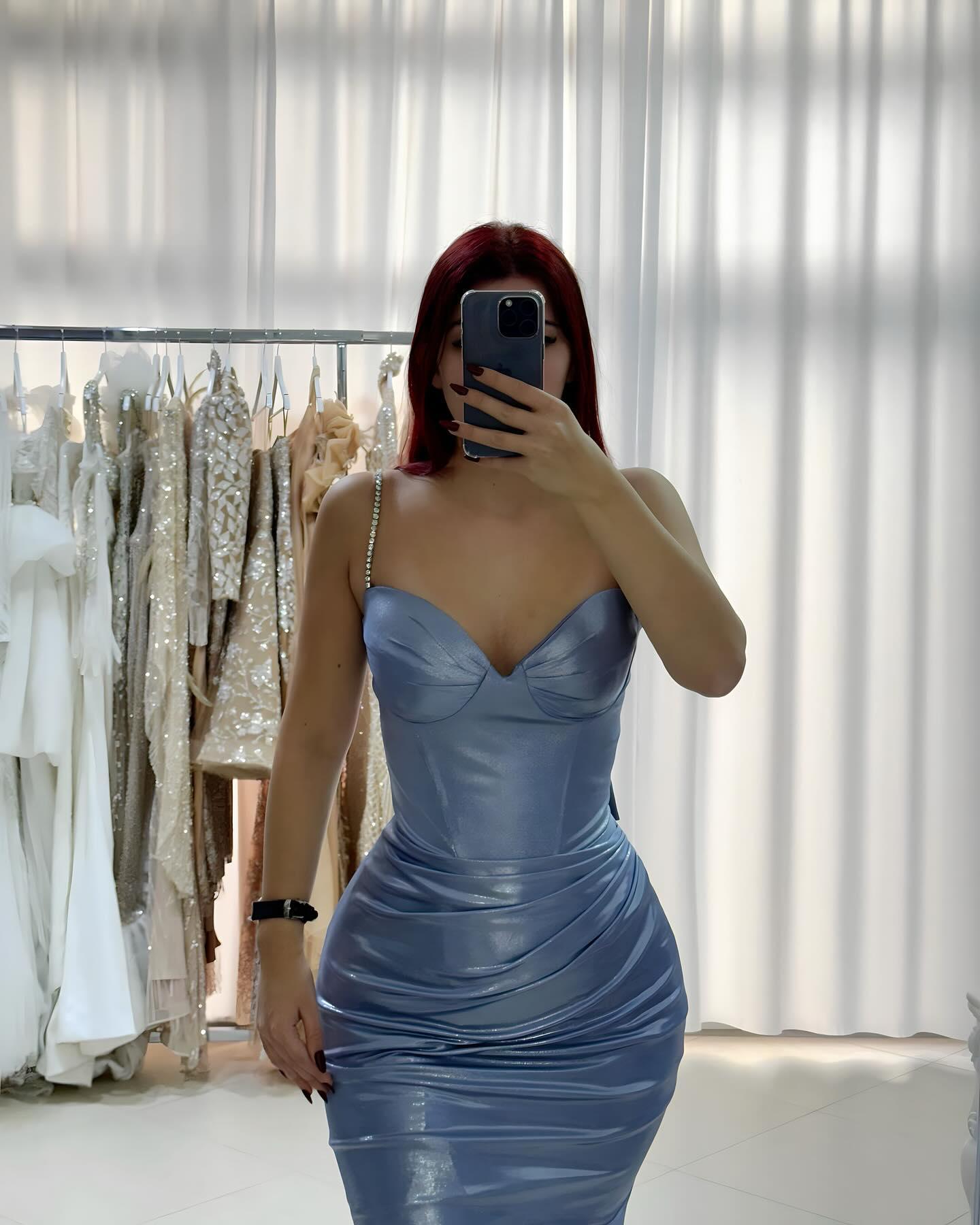Erstaunliches säulenförmiges, herzförmiges, ärmelloses, gerüschtes Satin-Ballkleid in Blau
