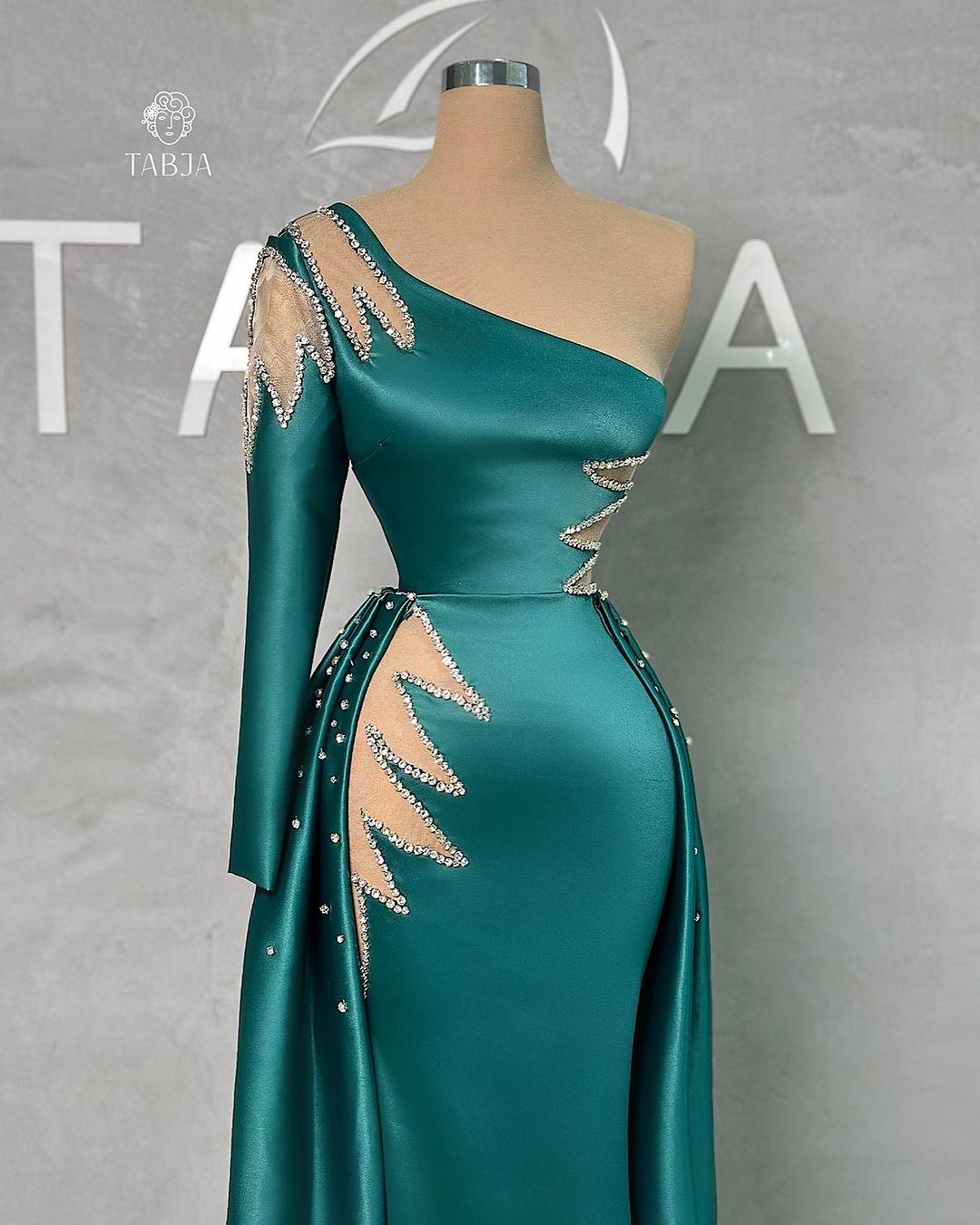 Tolles bodenlanges Ballkleid mit einer Schulter, Strasssteinen und langen Ärmeln und abnehmbarer Schleppe
