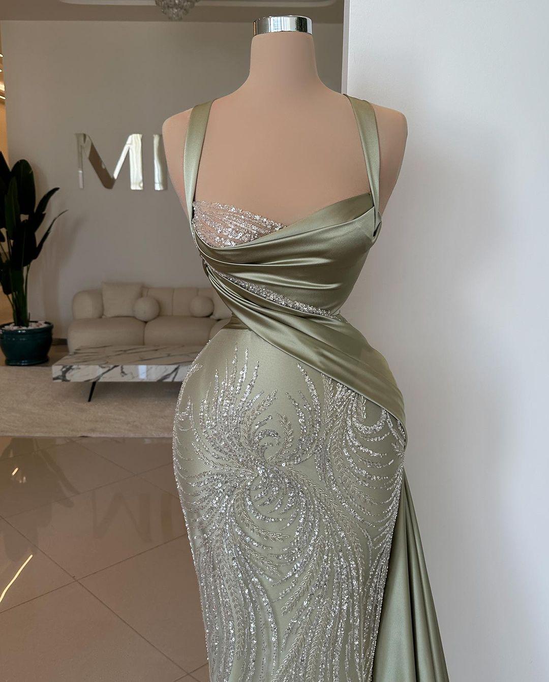 Erstaunliches langes Meerjungfrauen-Träger-Spitzen-Pailletten-Perlen-ärmelloses Ballkleid