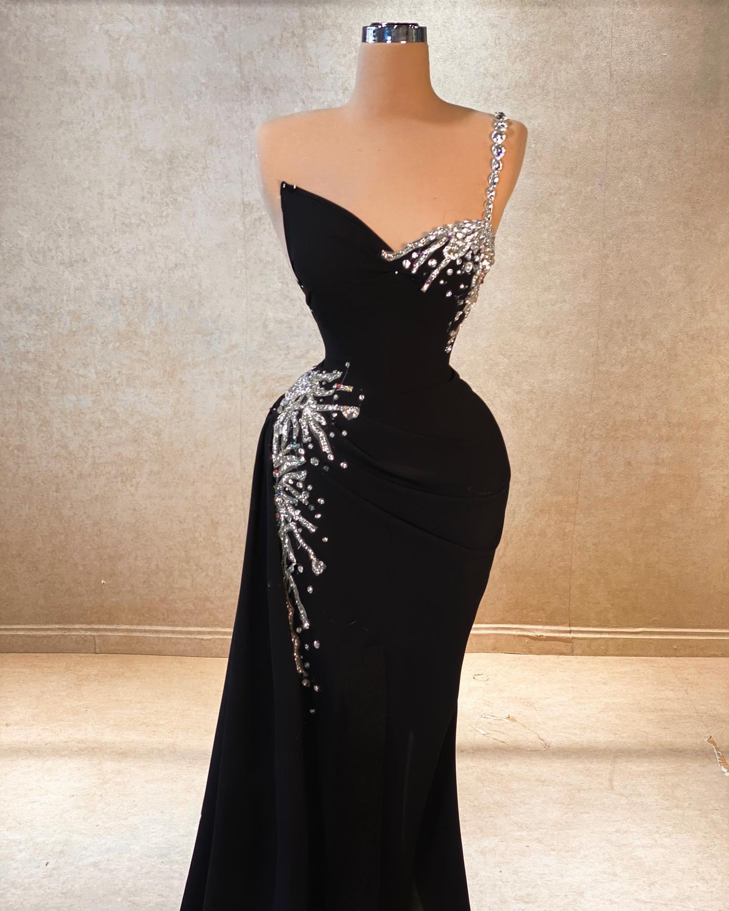 Wunderschönes A-Linien-Ballkleid mit einer Schulter und ärmellosem Strass-Chiffon in Schwarz