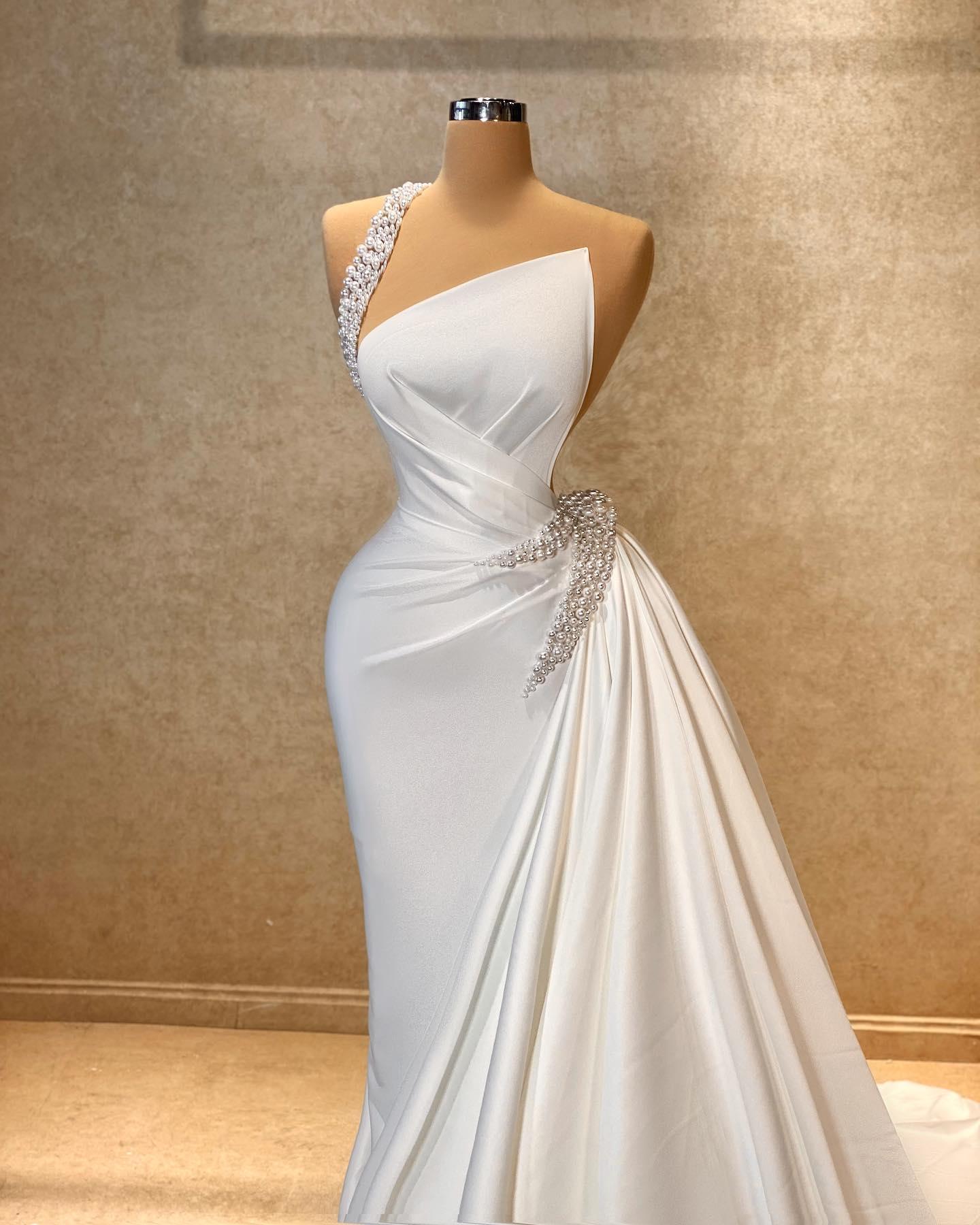 Wunderschönes A-Linien-Abendkleid mit One-Shoulder-Träger und ärmellosem Satin-Schlepp