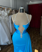 Wunderschönes, säulenförmiges Ballkleid mit Spaghettiträgern und ärmellosen Rüschen aus Satin