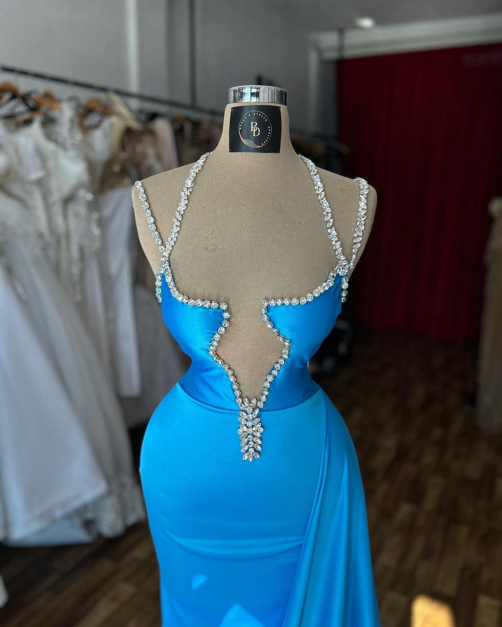 Wunderschönes, säulenförmiges Ballkleid mit Spaghettiträgern und ärmellosen Rüschen aus Satin