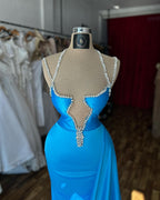 Wunderschönes, säulenförmiges Ballkleid mit Spaghettiträgern und ärmellosen Rüschen aus Satin