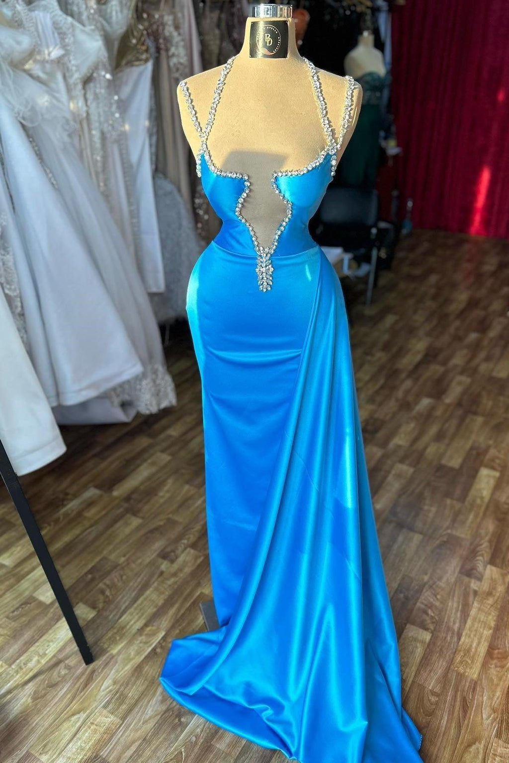 Wunderschönes, säulenförmiges Ballkleid mit Spaghettiträgern und ärmellosen Rüschen aus Satin