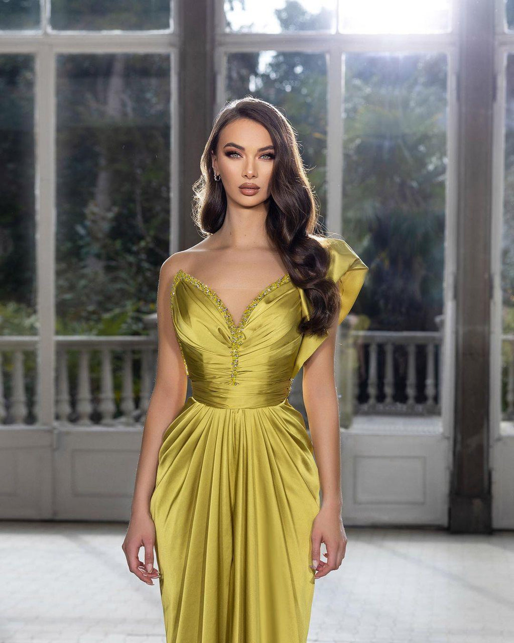 Wunderschönes bodenlanges One-Shoulder-Plissee-Abendkleid mit Perlenbesatz und ärmellos