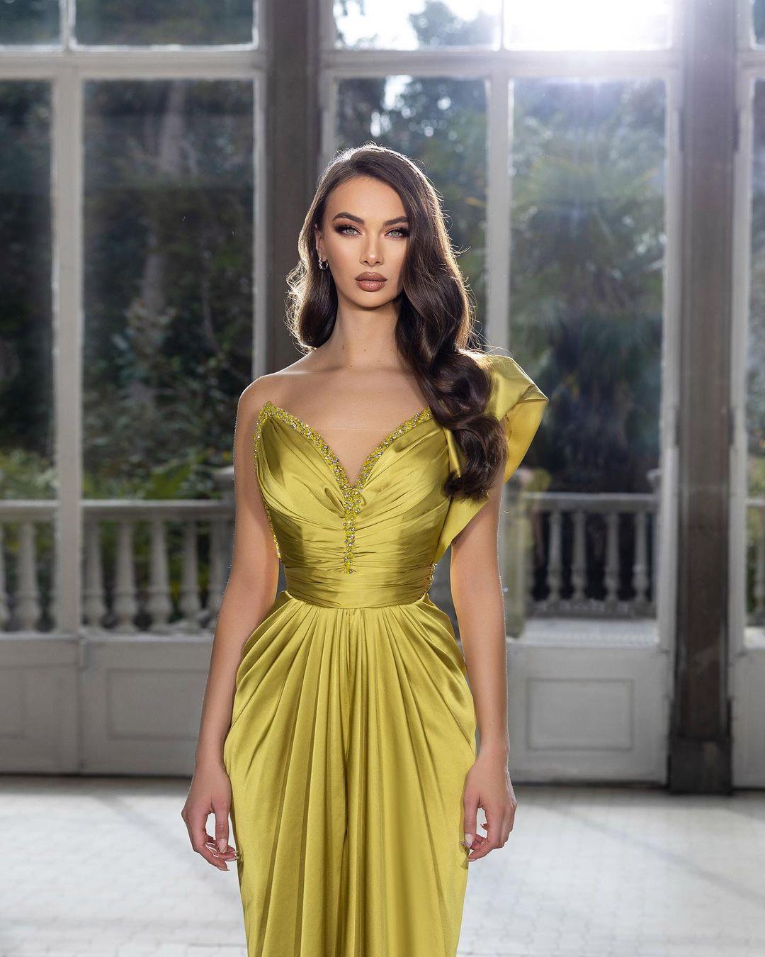 Wunderschönes bodenlanges One-Shoulder-Plissee-Abendkleid mit Perlenbesatz und ärmellos