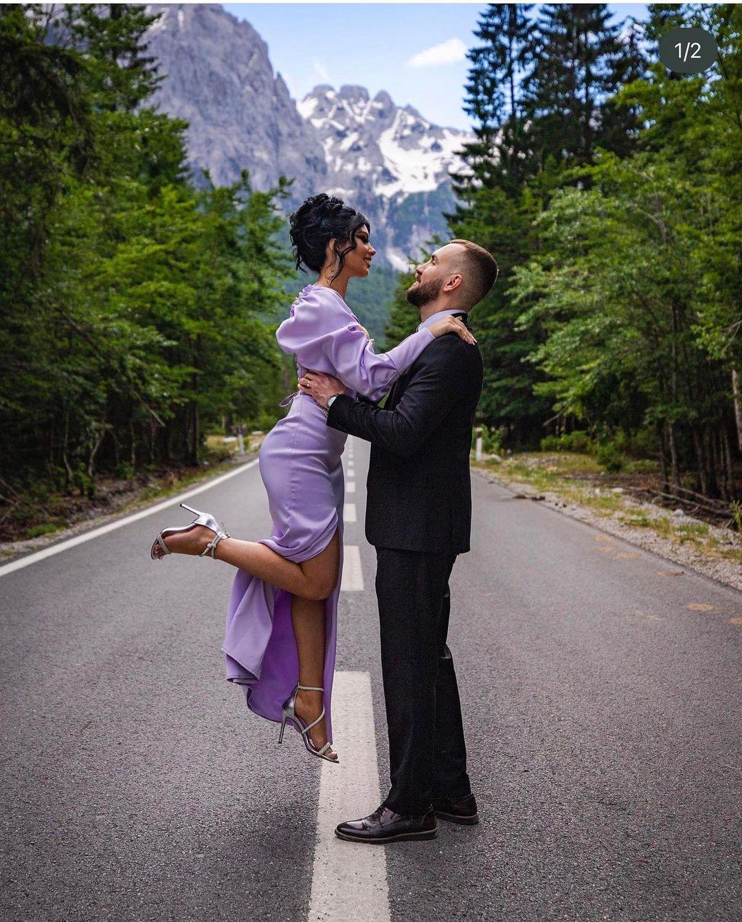 Wunderschönes langes lila Ballkleid mit langen Ärmeln und Schlitz in Säulenform und Juwelen