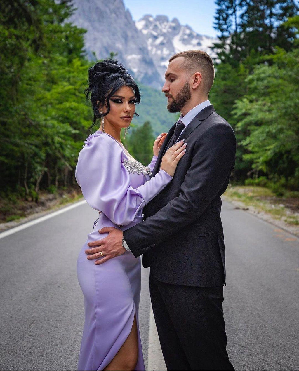 Wunderschönes langes lila Ballkleid mit langen Ärmeln und Schlitz in Säulenform und Juwelen