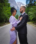 Wunderschönes langes lila Ballkleid mit langen Ärmeln und Schlitz in Säulenform und Juwelen