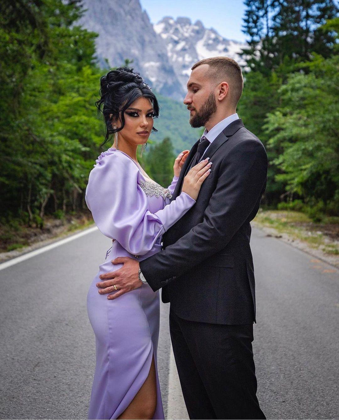 Wunderschönes langes lila Ballkleid mit langen Ärmeln und Schlitz in Säulenform und Juwelen