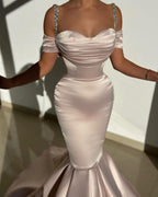 Wunderschönes langes Meerjungfrau-Abendkleid aus Satin mit schulterfreien Trägern und Schleppe